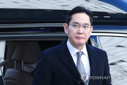 이재용 삼성전자 부회장이 6일 오후 서울 서초구 서울고등법원에서 열린 국정농단 사건 파기환송심 속행 공판에 출석하기 위해 차에서 내리고 있다. (사진=연합뉴스)